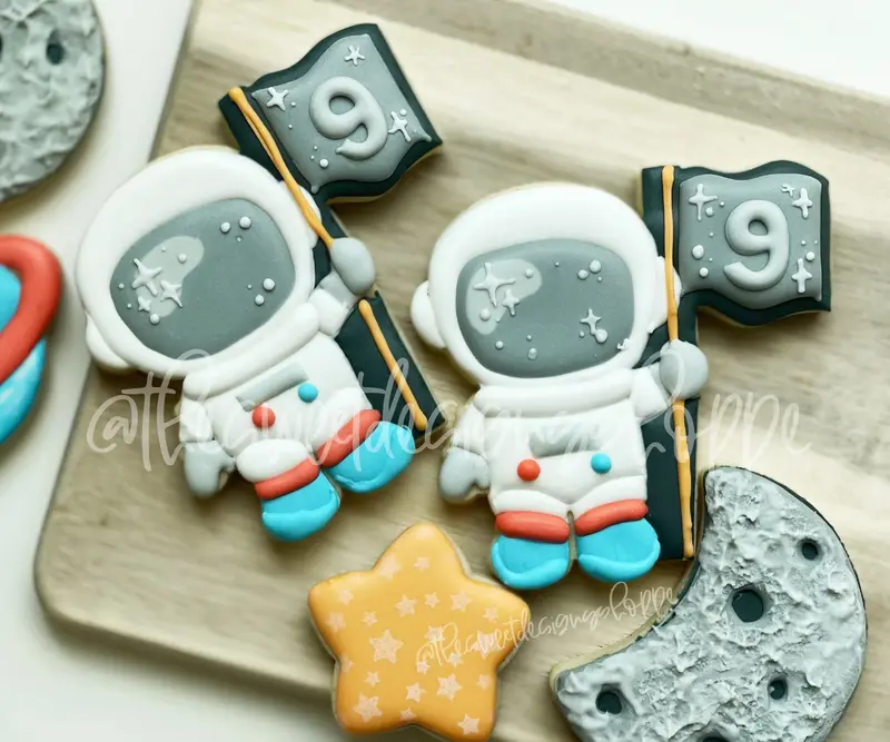 Astronaut with Flag - Cookie Cutter