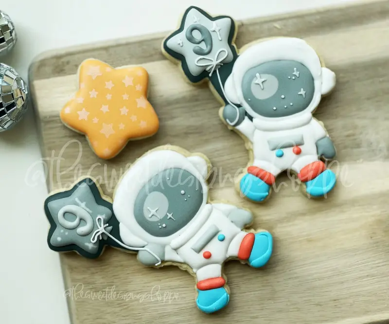 Flying Astronaut with Balloon - Cookie Cutter