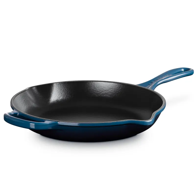 LE CREUSET 9" SIGNATURE IRON HANDLE SKILLET - NUIT